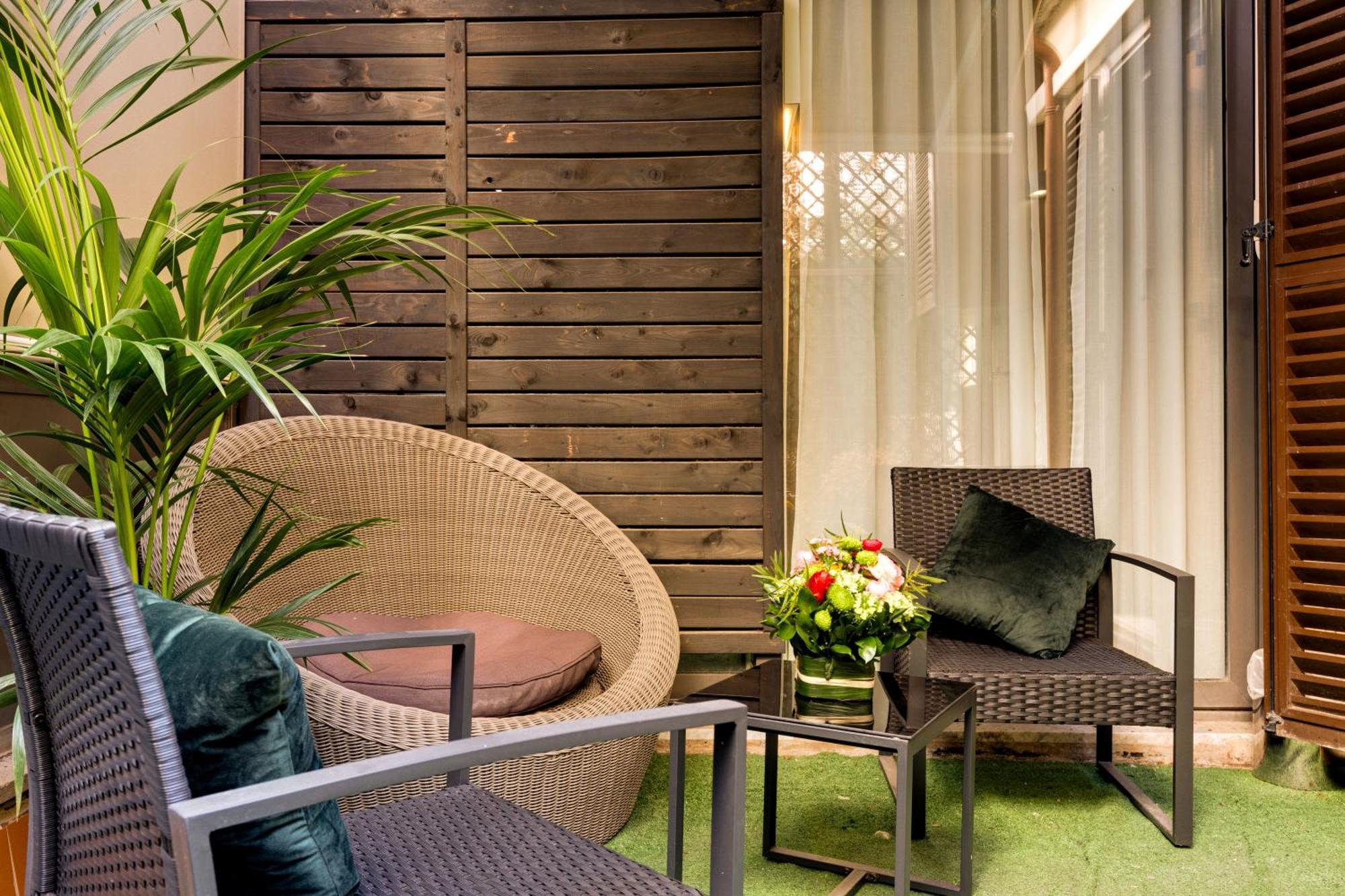 เปียซซา ฟาร์เนเซ ลักชัวรี สวีท Bed & Breakfast โรม ภายนอก รูปภาพ