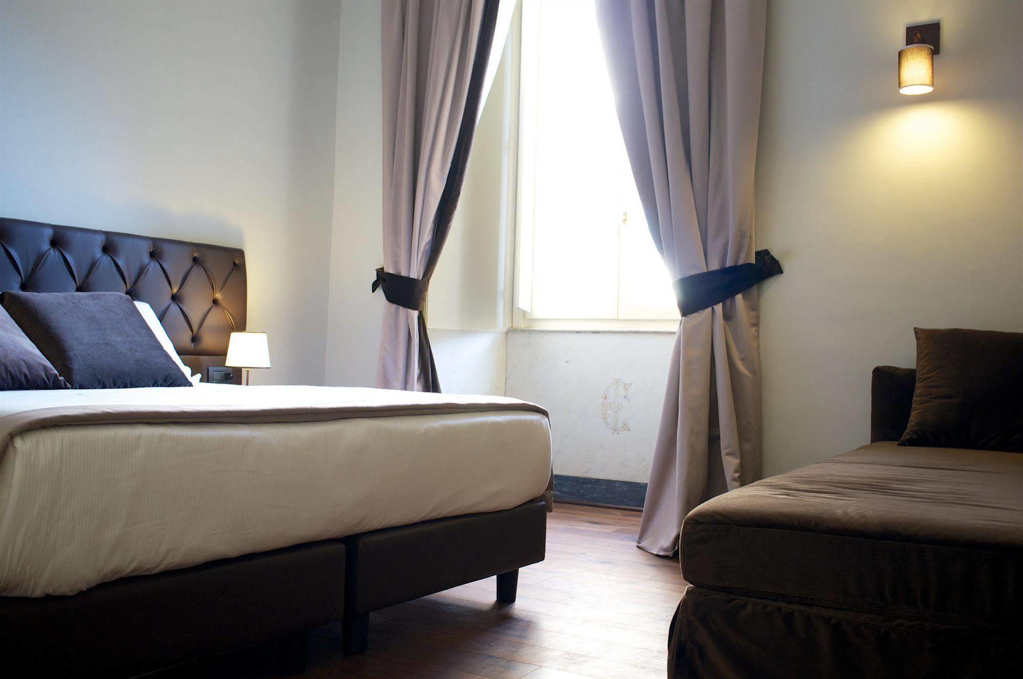 เปียซซา ฟาร์เนเซ ลักชัวรี สวีท Bed & Breakfast โรม ภายนอก รูปภาพ