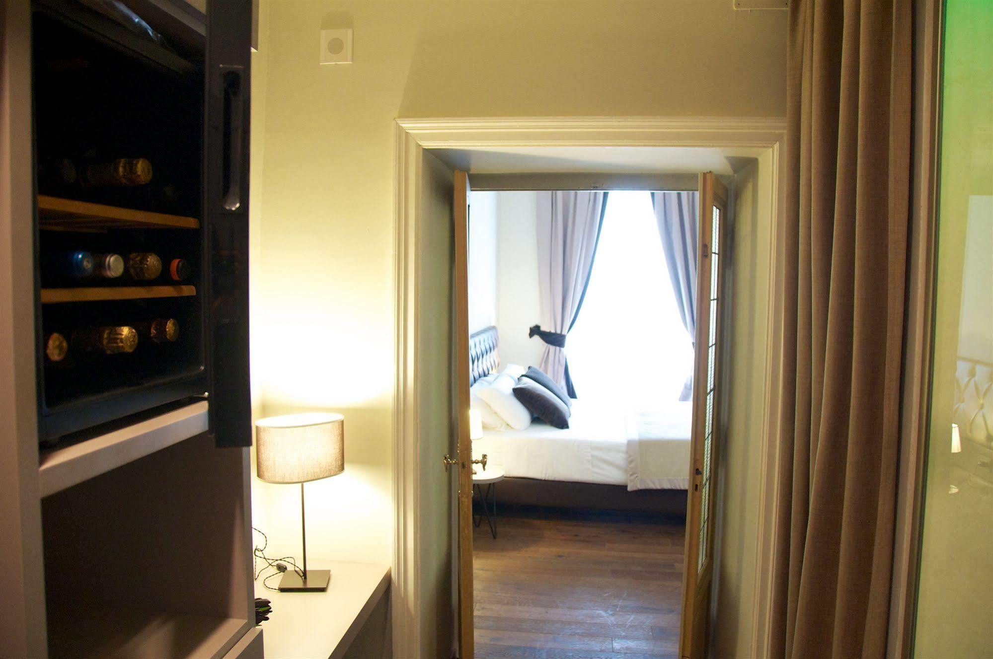 เปียซซา ฟาร์เนเซ ลักชัวรี สวีท Bed & Breakfast โรม ภายนอก รูปภาพ